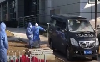 Video: Vợ viện trưởng Vũ Xương khóc ngất trong phút tiễn biệt chồng qua đời vì virus corona