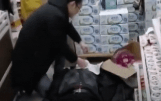 Video: Bác sĩ tháo khẩu trang hô hấp nhân tạo cứu sống bệnh nhân trong siêu thị