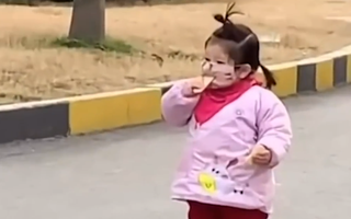 Video: Khoảnh khắc đáng yêu của bé gái ăn bánh qua lớp khẩu trang ở Trung Quốc