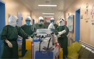Video: Đội 'đặt nội khí quản' cật lực làm việc cứu bệnh nhân khỏi COVID-19