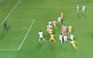 Video: Thủ môn và cú lắc đầu ghi bàn thắng đẹp mắt ở phút bù giờ
