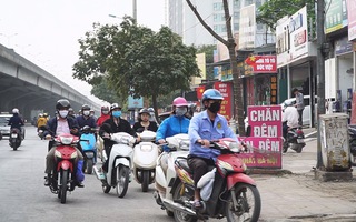 Thấy CSGT, người lái xe máy ngược chiều dùng “chiêu” dắt bộ để né phạt