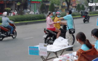 Video: Hướng dẫn cách làm khẩu trang miễn phí bên đường phố Sài Gòn