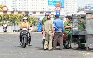 Video: Mâu thuẫn trong lúc bán bánh mì, 1 người bị chém trọng thương