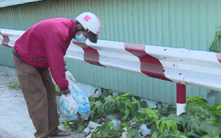 Video: Cụ ông 70 tuổi đi nhặt khẩu trang phế thải giữa mùa dịch corona