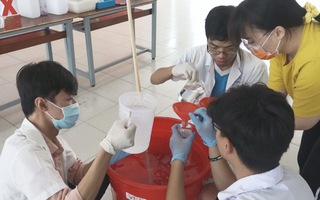 Học sinh tự làm nước dung dịch nước sát khuẩn cho trường, lớp