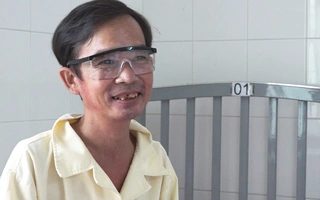 Cứu đôi mắt có nguy cơ mù vĩnh viễn của một thầy giáo nghèo