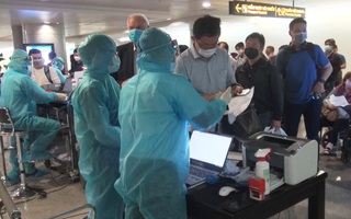 Kiều bào về nước đông, kiểm soát dịch ở sân bay Tân Sơn Nhất thêm căng thẳng