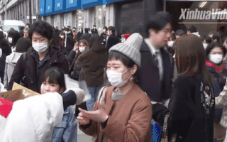 Video: Người Trung Quốc phát khẩu trang miễn phí ở Nhật Bản để tỏ lòng biết ơn