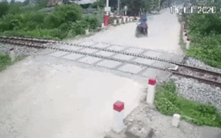 Video: Cố vượt qua đường ray, một phụ nữ bị tàu hỏa hất văng
