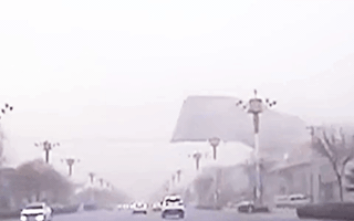 Video: Gió thổi bay toàn bộ mái nhà xuống đường phố