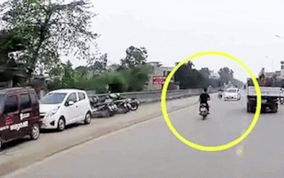Video: Chạy vào làn ngược chiều, một thanh niên bị taxi đâm lộn nhiều vòng