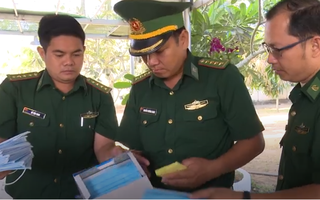 Video: Bắt một ghe gỗ vận chuyển hơn 50.000 khẩu trang khu vực biên giới Việt Nam - Campuchia