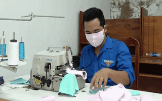 Video: Đoàn viên, thanh niên mượn máy may may khẩu trang tặng người khó khăn
