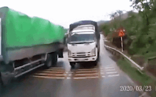 Video: Xe tải vượt ẩu đâm thẳng vào xe ôtô đi chiều ngược lại