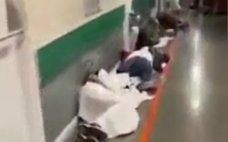 Video: Bệnh nhân nằm la liệt tại hành lang bệnh viện ở Tây Ban Nha