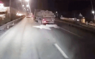 Video: Ống cống bêtông rơi khỏi xe tải, vỡ nát trên đường
