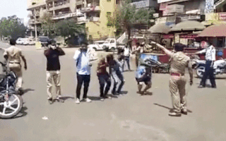 Video: Ấn Độ phạt thụt dầu, đánh roi những người vi phạm lệnh phong toả COVID-19