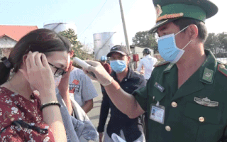 Video: Kiểm soát chặt an toàn y tế đối với khách ra Côn Đảo