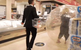 Video: Chui vào quả bóng đi siêu thị để tránh lây nhiễm COVID-19