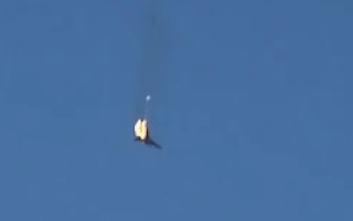 Video: Phi công Syria nhảy dù khỏi máy bay đang bốc cháy
