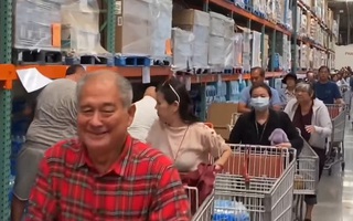 Video: Người Mỹ đổ xô đến siêu thị mua đồ dự trữ tránh dịch COVID-19