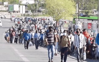 Video: Hàng ngàn công nhân đi bộ về quê vì nhà máy đóng cửa tránh dịch COVID-19