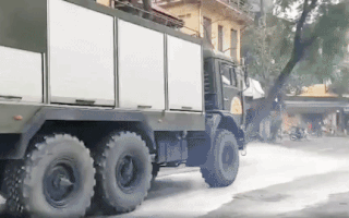 Video: Quân đội triển khai phun thuốc khử trùng nhiều tuyến đường ở quận Ba Đình
