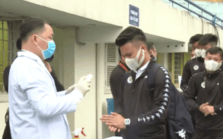 Video: Quang Hải và các cầu thủ phải đo thân nhiệt trước khi vào sân