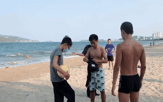 Video: Nha Trang giải tán đám đông hàng trăm người bên bờ biển