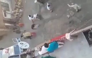 Video: Cảnh sát bị ném đá khi nhắc nhở cách ly phòng dịch COVID-19 ở ẤN Độ