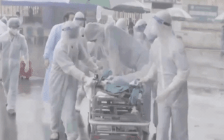 Video: Cảm động hình ảnh cứu sản phụ ngừng tim ở bệnh viện Bạch Mai