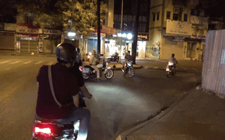 Không đeo khẩu trang vịn lý do: ''Ăn nhiều ớt cay nên tháo cho mát'