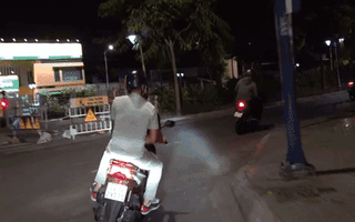 Video: Nẹt pô ầm ĩ trước trụ sở CSGT, một 'quái xế' bị cảnh sát hình sự truy đuổi