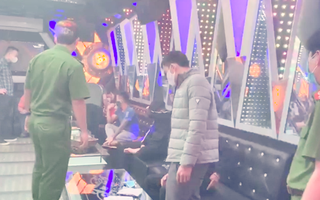 Video: Bắt 11 thanh niên tụ tập hát karaoke, sử dụng ma túy trong đại dịch COVID-19