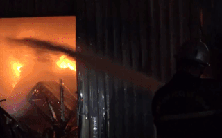 Video: Cháy bãi giữ xe trong đêm, nhà xưởng và 2 ô tô bị thiêu rụi