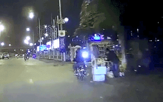 Video: Hai thanh niên giật bánh mì của người bán lề đường rồi bỏ chạy
