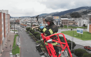 Video: Leo lên thang cứu hỏa chơi kèn giúp người dân giải trí mùa COVID-19