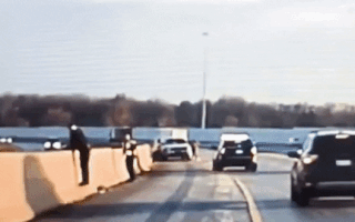 Video: Cảnh sát leo lên con lươn tránh xe ôtô mất lái
