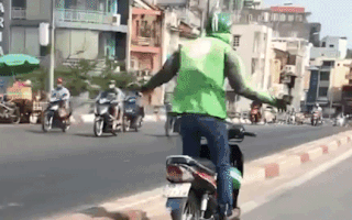 Video: Nam thanh niên thả 2 tay lao vun vút trên đường