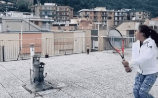 Video: 2 cô gái trẻ chơi tennis trên sân thượng của hai tòa nhà vì lệnh cách ly