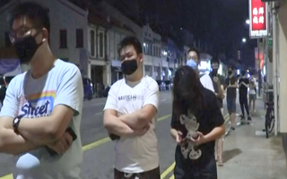 Video: Người dân xếp hàng dài chờ cắt tóc trước khi gia hạn cách ly ở Singapore