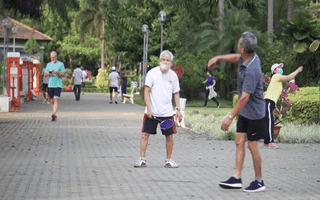 Video: Người dân đổ ra đường, nhiều hàng quán hoạt động lại sau ngày giãn cách ly