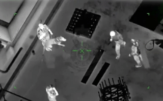 Video: Cảnh sát dùng trực thăng bắt 3 người vi phạm lệnh cách ly