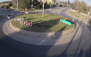 Video: Ôtô phóng qua vòng xoay như phim hành động