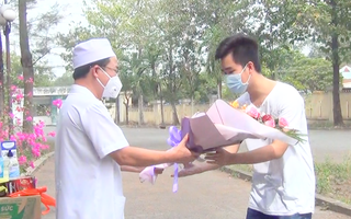 Video: Bệnh nhân mắc COVID-19 ở Đồng Nai xuất viện đúng ngày sinh nhật