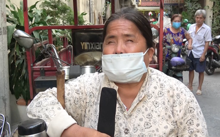 Video: Người khiếm thị khó khăn, bán vé số được hỗ trợ tiền và gạo mùa dịch Covid-19