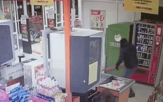 Video: Buộc dây, giật phăng trụ ATM ra ngoài để cướp tiền như phim hành động