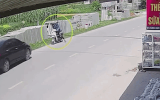 Video: Tài xế ôtô lấn làn hất văng xe máy