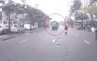 Video: Tài xế đánh lái xoay đầu xe trên đường phố né xe máy qua đường bất cẩn